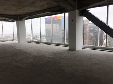 AMPLIA OFICINA CON ESPECTACULAR VISTA, EN PLENO CORAZON DEL CENTRO FINANCIERO DE SAN ISIDRO