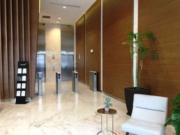 AMPLIA OFICINA CON ESPECTACULAR VISTA, EN PLENO CORAZON DEL CENTRO FINANCIERO DE SAN ISIDRO