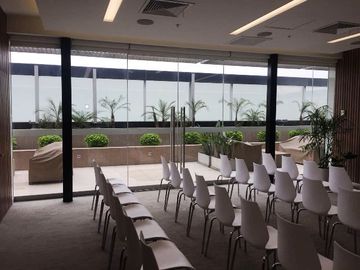AMPLIA OFICINA CON ESPECTACULAR VISTA, EN PLENO CORAZON DEL CENTRO FINANCIERO DE SAN ISIDRO
