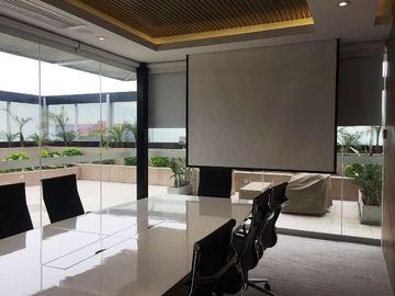 AMPLIA OFICINA CON ESPECTACULAR VISTA, EN PLENO CORAZON DEL CENTRO FINANCIERO DE SAN ISIDRO
