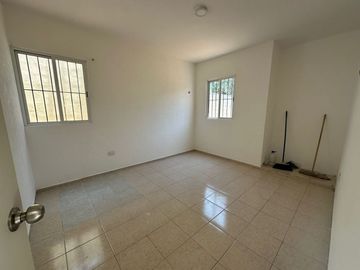 SE VENDE CASA CON LOCAL EN CAUCEL, MÉRIDA YUCATÁN.