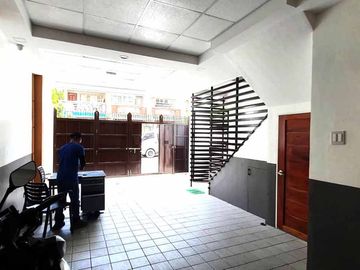 3 Storey Townhouse for sale in V Luna Brgy Pinyahan near Teacher Village Diliman Quezon City