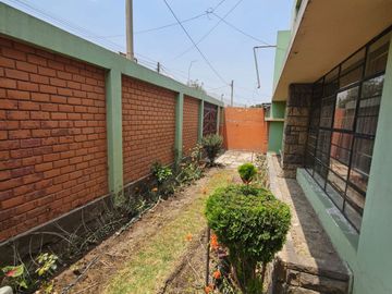 Chaclacayo: Venta de Casa Como Terreno, Centrica Ubicación.