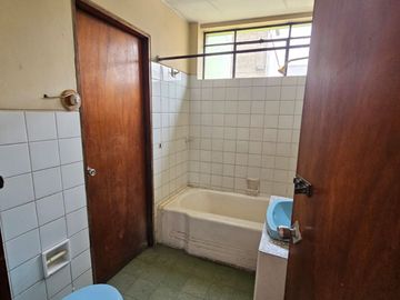 Chaclacayo: Venta de Casa Como Terreno, Centrica Ubicación.