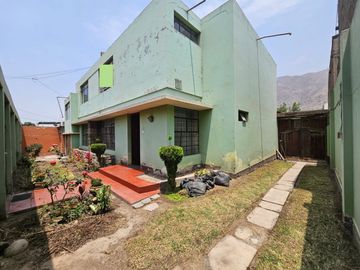 Chaclacayo: Venta de Casa Como Terreno, Centrica Ubicación.