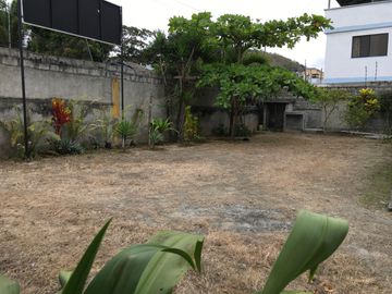 Venta de terreno con casa-Atacames