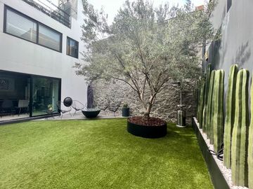 Moderna e iluminada casa sola en calle tranquila