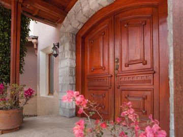 SE VENDE HERMOSA CASA DE VENTA EN LA URBANIZACIÓN DE LUJO CUNUCBAMBA EN CUMBAYA