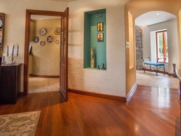 SE VENDE HERMOSA CASA DE VENTA EN LA URBANIZACIÓN DE LUJO CUNUCBAMBA EN CUMBAYA