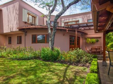 SE VENDE HERMOSA CASA DE VENTA EN LA URBANIZACIÓN DE LUJO CUNUCBAMBA EN CUMBAYA