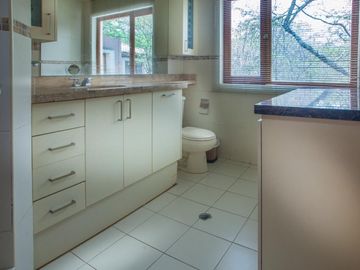 SE VENDE HERMOSA CASA DE VENTA EN LA URBANIZACIÓN DE LUJO CUNUCBAMBA EN CUMBAYA