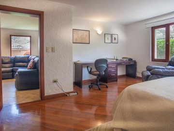 SE VENDE HERMOSA CASA DE VENTA EN LA URBANIZACIÓN DE LUJO CUNUCBAMBA EN CUMBAYA