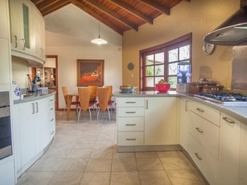 SE VENDE HERMOSA CASA DE VENTA EN LA URBANIZACIÓN DE LUJO CUNUCBAMBA EN CUMBAYA