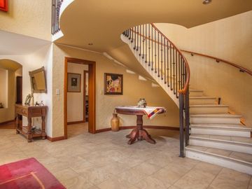 SE VENDE HERMOSA CASA DE VENTA EN LA URBANIZACIÓN DE LUJO CUNUCBAMBA EN CUMBAYA