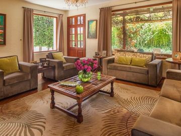 SE VENDE HERMOSA CASA DE VENTA EN LA URBANIZACIÓN DE LUJO CUNUCBAMBA EN CUMBAYA