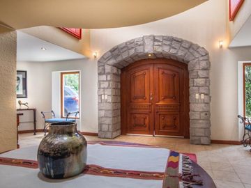 SE VENDE HERMOSA CASA DE VENTA EN LA URBANIZACIÓN DE LUJO CUNUCBAMBA EN CUMBAYA