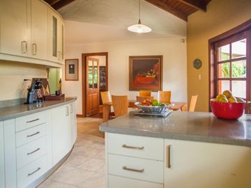 SE VENDE HERMOSA CASA DE VENTA EN LA URBANIZACIÓN DE LUJO CUNUCBAMBA EN CUMBAYA