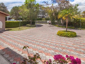 SE VENDE HERMOSA CASA DE VENTA EN LA URBANIZACIÓN DE LUJO CUNUCBAMBA EN CUMBAYA