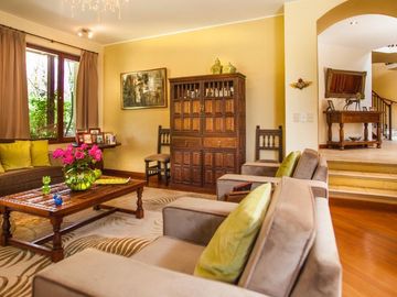 SE VENDE HERMOSA CASA DE VENTA EN LA URBANIZACIÓN DE LUJO CUNUCBAMBA EN CUMBAYA