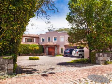 SE VENDE HERMOSA CASA DE VENTA EN LA URBANIZACIÓN DE LUJO CUNUCBAMBA EN CUMBAYA