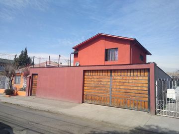 SE VENDE Hermosa Casa 2 Pisos, cercana  a Municipalidad de Conchalí.
