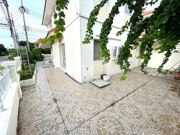Semi-detached house for sale, new condition, location along Soi Saraphatchang, Huai Kapi, Chonburi.