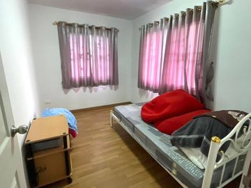 Semi-detached house for sale, new condition, location along Soi Saraphatchang, Huai Kapi, Chonburi.