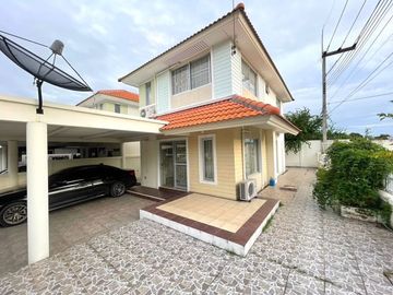 Semi-detached house for sale, new condition, location along Soi Saraphatchang, Huai Kapi, Chonburi.
