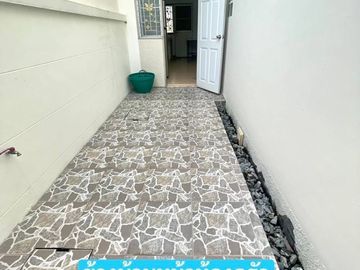 Semi-detached house for sale, new condition, location along Soi Saraphatchang, Huai Kapi, Chonburi.