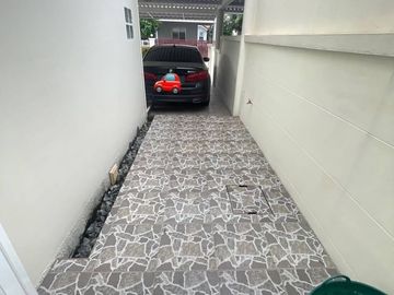 Semi-detached house for sale, new condition, location along Soi Saraphatchang, Huai Kapi, Chonburi.