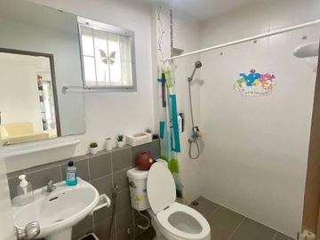 Semi-detached house for sale, new condition, location along Soi Saraphatchang, Huai Kapi, Chonburi.