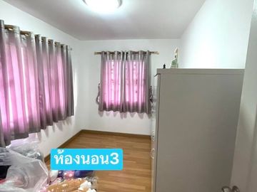 Semi-detached house for sale, new condition, location along Soi Saraphatchang, Huai Kapi, Chonburi.