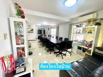 Semi-detached house for sale, new condition, location along Soi Saraphatchang, Huai Kapi, Chonburi.