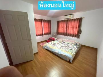 Semi-detached house for sale, new condition, location along Soi Saraphatchang, Huai Kapi, Chonburi.