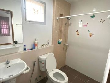 Semi-detached house for sale, new condition, location along Soi Saraphatchang, Huai Kapi, Chonburi.