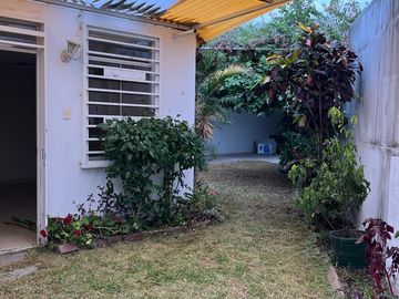 ¡¡SE VENDE CASA FRENTE A PARQUE Y EN ESQUINA EN LA ENSENADA!!