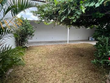 ¡¡SE VENDE CASA FRENTE A PARQUE Y EN ESQUINA EN LA ENSENADA!!