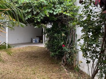 ¡¡SE VENDE CASA FRENTE A PARQUE Y EN ESQUINA EN LA ENSENADA!!