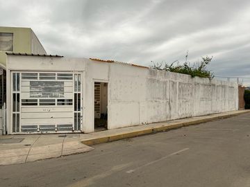 ¡¡SE VENDE CASA FRENTE A PARQUE Y EN ESQUINA EN LA ENSENADA!!