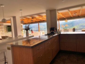VENTA DE CASA DE 240 M2 CON INCREÍBLES VISTAS EN EL SECTOR SANCANCIO, MANIZALES CALDAS