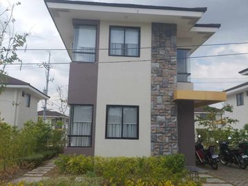 House and Lot For Sale in Cavite near  ALABANG and DE LA SALLE VERMOSA