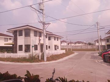 House and Lot For Sale in Cavite near  ALABANG and DE LA SALLE VERMOSA