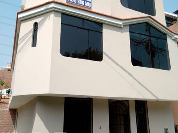 SE VENDE PROPIEDAD COMO NUEVA. TOTALMENTE REMODELADA Y FRENTE A PARQUE