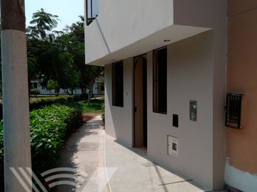 SE VENDE PROPIEDAD COMO NUEVA. TOTALMENTE REMODELADA Y FRENTE A PARQUE