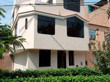 SE VENDE PROPIEDAD COMO NUEVA. TOTALMENTE REMODELADA Y FRENTE A PARQUE