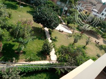 SE VENDE PROPIEDAD COMO NUEVA. TOTALMENTE REMODELADA Y FRENTE A PARQUE