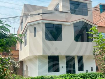 SE VENDE PROPIEDAD COMO NUEVA. TOTALMENTE REMODELADA Y FRENTE A PARQUE