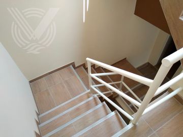SE VENDE PROPIEDAD COMO NUEVA. TOTALMENTE REMODELADA Y FRENTE A PARQUE