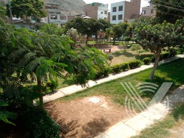 SE VENDE PROPIEDAD COMO NUEVA. TOTALMENTE REMODELADA Y FRENTE A PARQUE