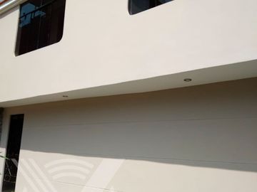 SE VENDE PROPIEDAD COMO NUEVA. TOTALMENTE REMODELADA Y FRENTE A PARQUE